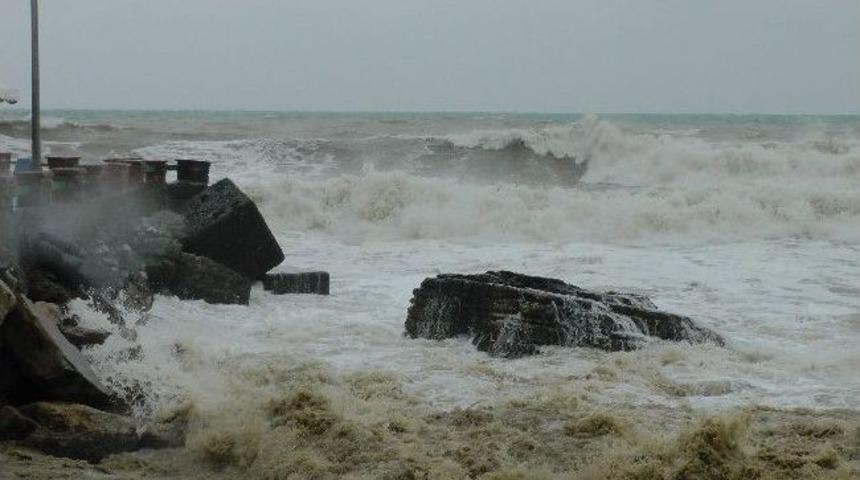 Karadeniz'de Fırtına