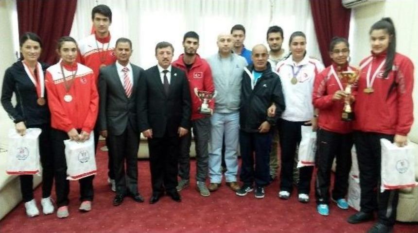 Şampiyon Sporcular Bir Araya Geldi