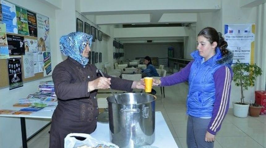 &Ouml;ğrencilere &Uuml;cretsiz Sıcak &Ccedil;orba
