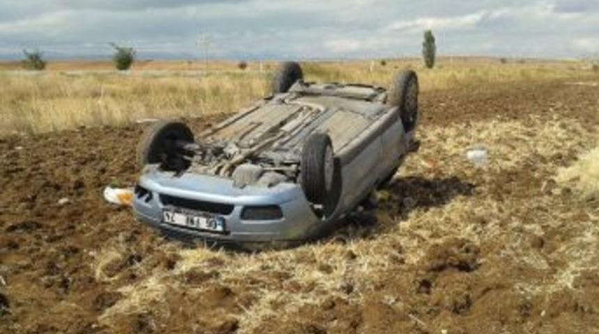 Otomobil Tarlaya Devrildi: 2 Yaralı