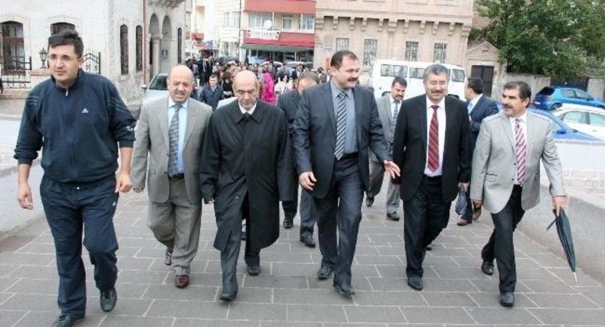 Aksaray&rsquo;da Sağlık&ccedil;ılar Yağmur Altında Y&uuml;r&uuml;d&uuml;