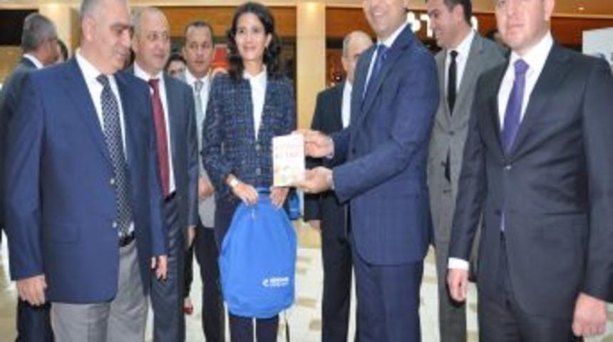 R&ouml;nesans Eğitim Vakfı&rsquo;ndan 25 Bin Kitap Bağışı