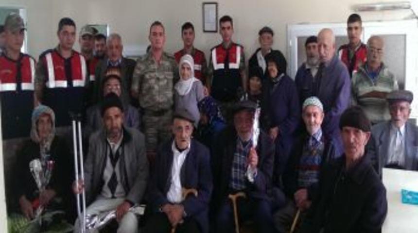 Jandarmadan Yaşlıları Duygulandıran Ziyaret