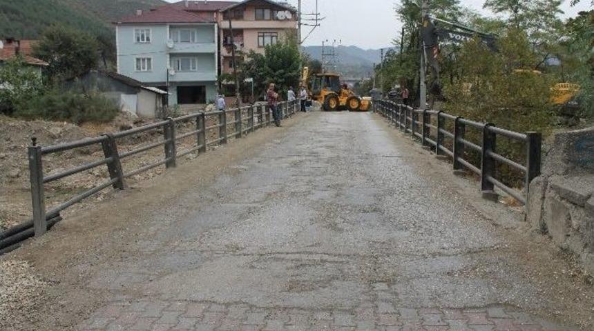 İhtiyaca Cevap Veremeyen Eski K&ouml;pr&uuml;y&uuml; Yıkıp Yerine Yenisini Yapıyorlar