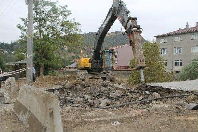 İhtiyaca Cevap Veremeyen Eski Köprüyü Yıkıp Yerine Yenisini Yapıyorlar