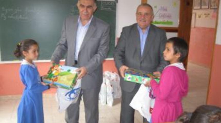 Kimse Yokmu Derneği, Kayseri'de Bin &Ouml;ğrenciye Kırtasiye Yardımında Bulundu