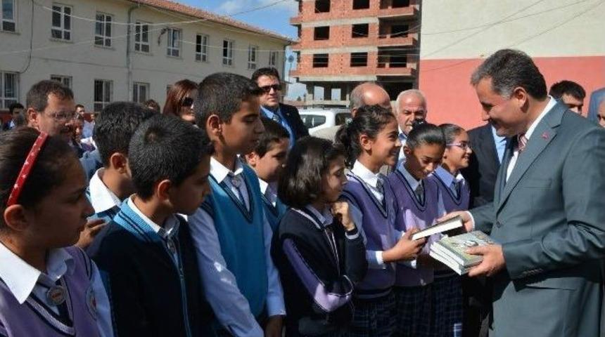 Malatya&rsquo;da &Ouml;ğrencilere Hikaye Kitabı Dağıtılmaya Başlandı