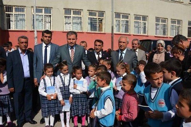 Malatya&rsquo;da &Ouml;ğrencilere Hikaye Kitabı Dağıtılmaya Başlandı 1