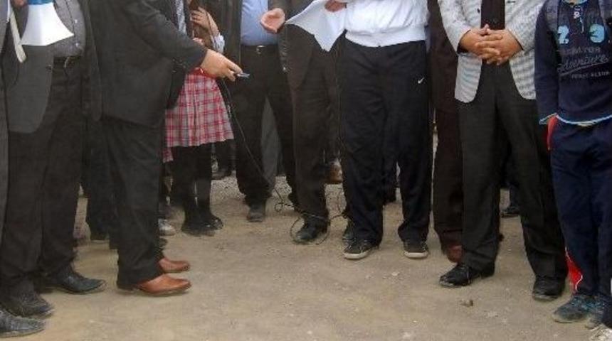 Bir &Ouml;ğretmenin Saldırıya Uğradığı Tatvan&rsquo;da Kalem Bırakma Eylemi