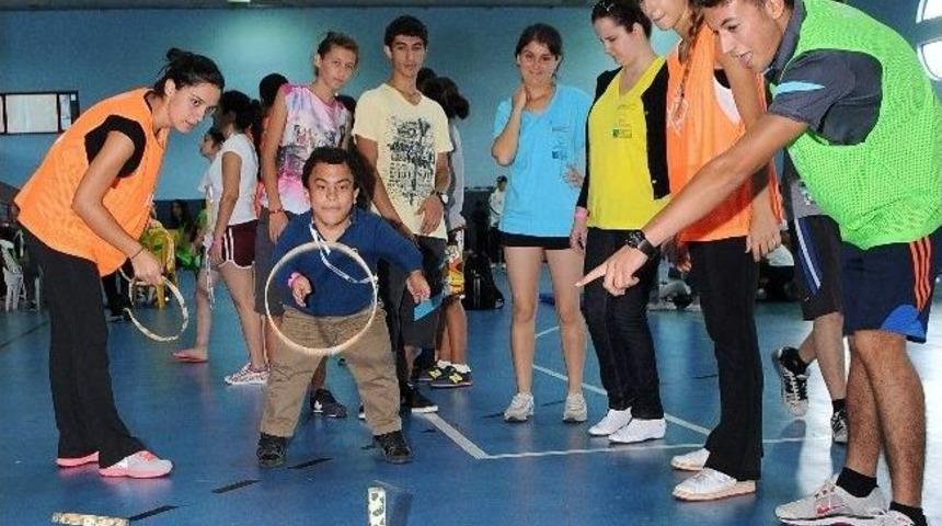 A&uuml; Beden Eğitimi Ve Spor Y&uuml;ksekokulu&rsquo;nda Engelsiz Kaynaşma