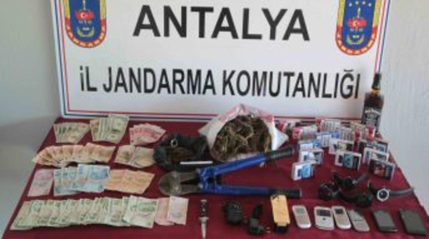 Manavgat'ta Hırsızlık Yapan 3 Zanlı Tutuklandı