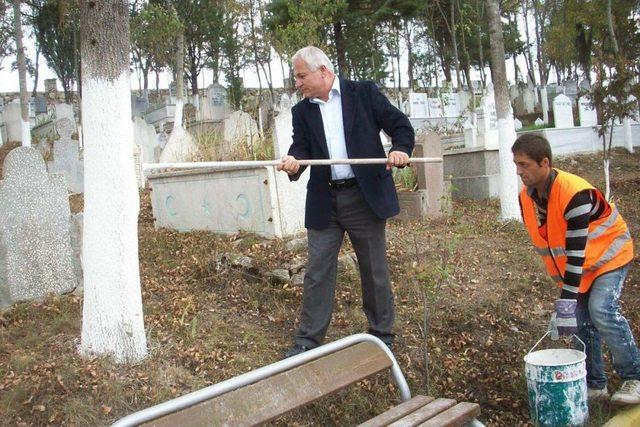 Kavak'ta Bayram Öncesi Mezarlık Temizliği