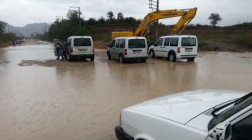 S&uuml;r&uuml;c&uuml;ler Yolda Biriken Yağmur Suyunda Mahsur Kaldı