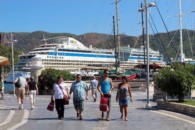 Marmaris'e Deniz Yoluyla Son Baharda Turist Akını