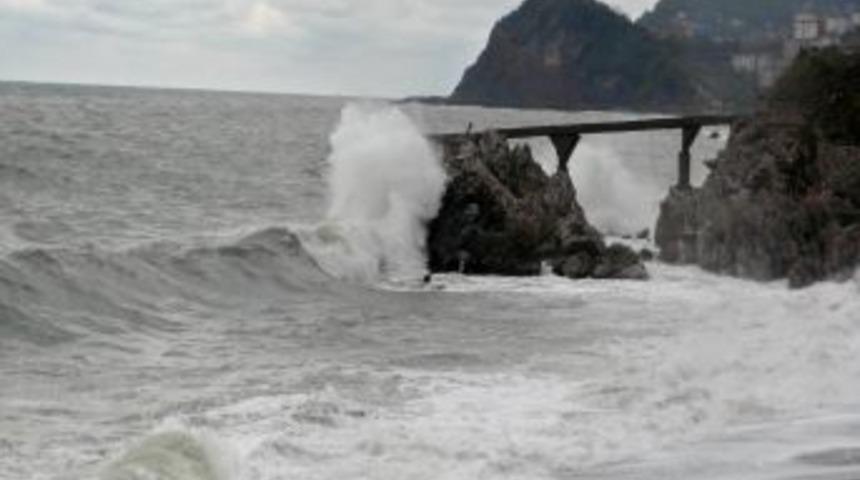 Karadeniz'de 'kestane Karası' Fırtınası Etkili Oluyor.