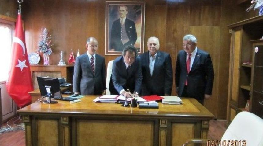Rekt&ouml;r &Ouml;zer İle İş Adamı Yurtbay Protokol İmzaladı