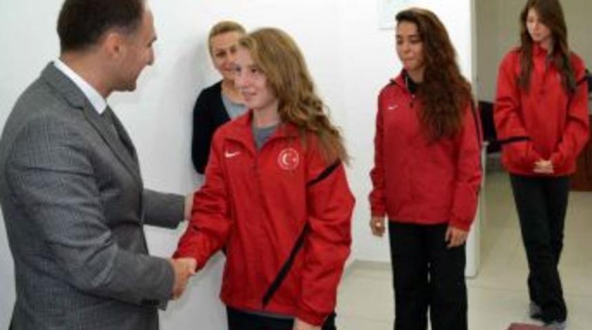 Şahin’den Dünya Şampiyonu Okula Ziyaret