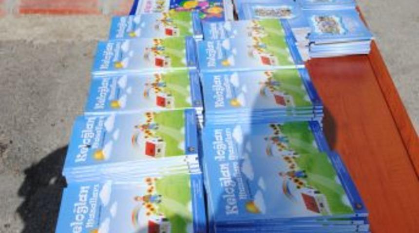 &Ouml;ğrencilere &Uuml;cretsiz Kitap Dağıttılar