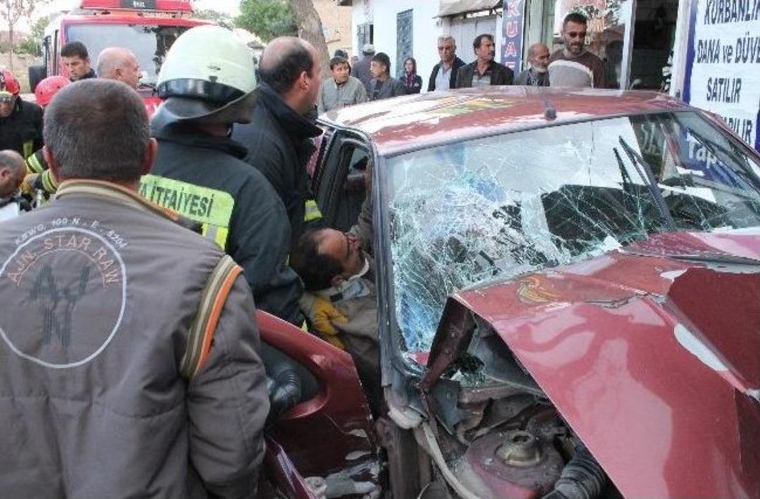 Ağaca &Ccedil;arpan Otomobilde Sıkıştı