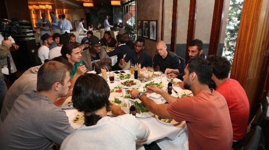 Fenerbah&ccedil;e'de Y&ouml;netim Ve Futbolcular Yemekte Bir Araya Geldi