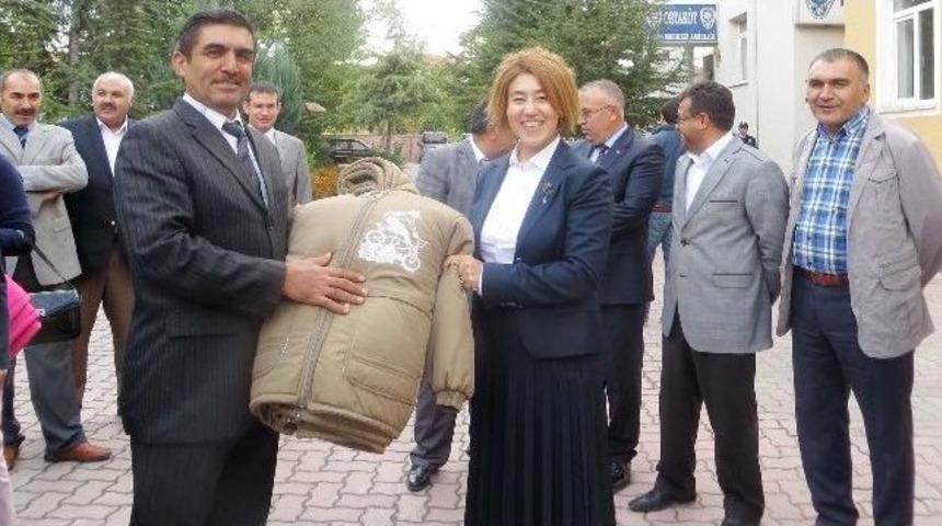 Aksaray Ticaret Borsası&rsquo;ndan &Ouml;ğrencilere Giysi Yardım