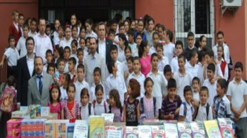 Osmaniyeli Işadamlarından K&ouml;y Okuluna Kitap Ve Kırtasiye Yardımı