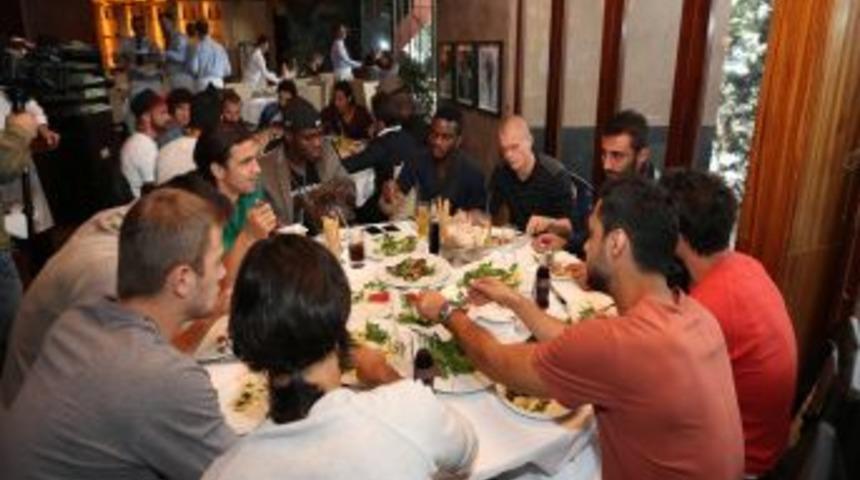 Fenerbah&ccedil;e'de Oyuncular Yemekte Buluştu
