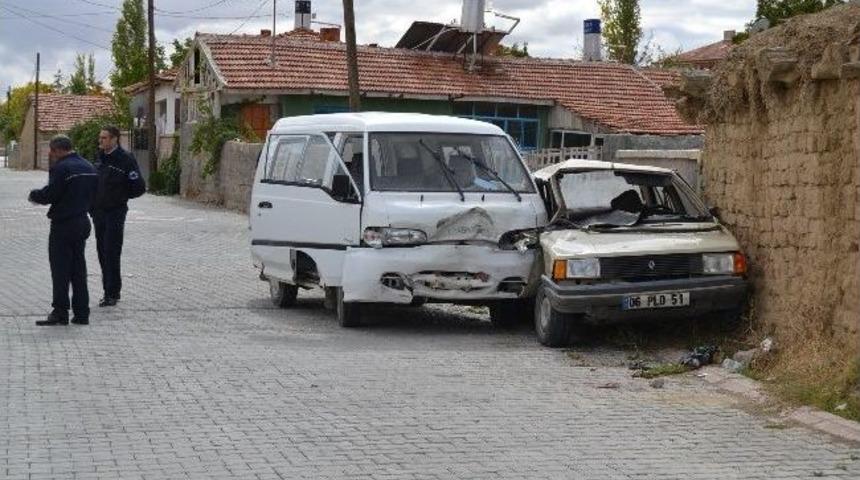 Kamyonet Otomobille &Ccedil;arpıştı: 5 Yaralı