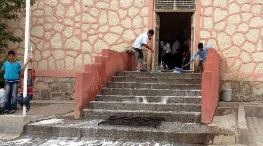 Okulda El Birliğiyle Temizlik