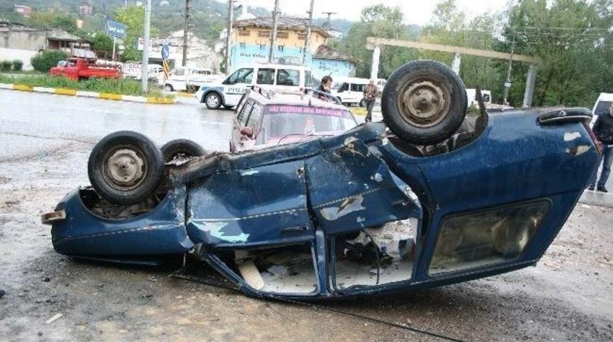 Kaza Yapan S&uuml;r&uuml;c&uuml;ler Ara&ccedil;ları Bırakıp Ka&ccedil;tı