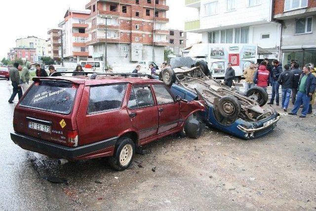 Kaza Yapan Sürücüler Araçları Bırakıp Kaçtı