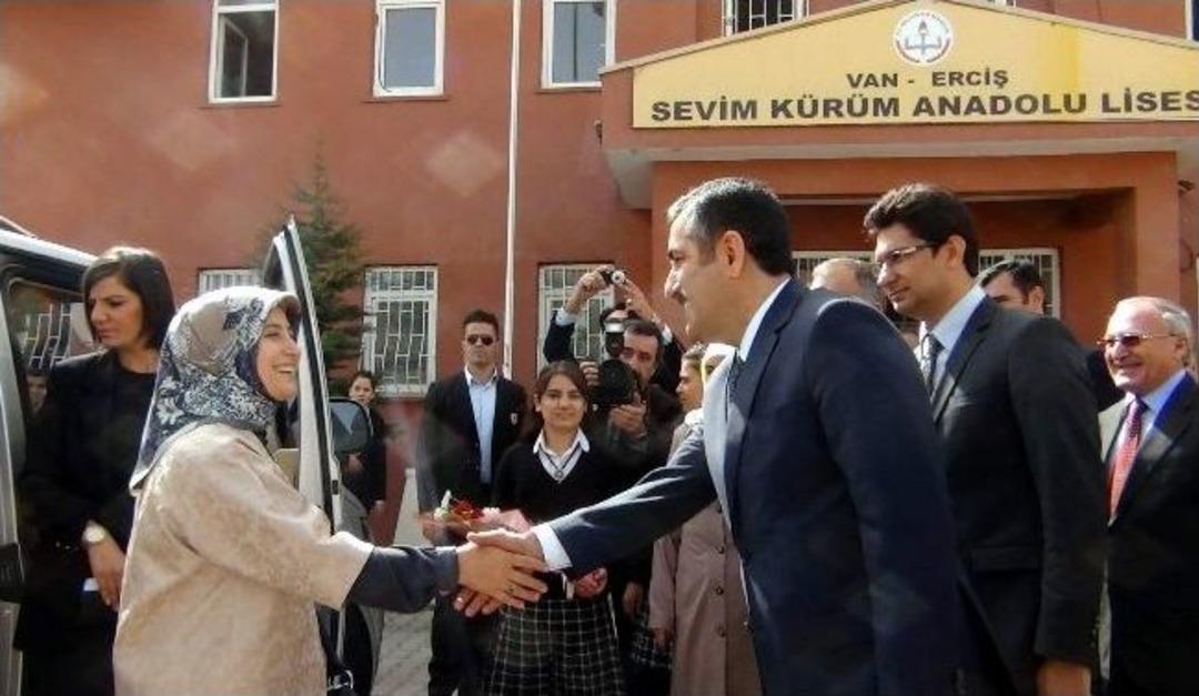 Bakan Davutoğlu&rsquo;nun Eşi Sare Davutoğlu Erciş&rsquo;te