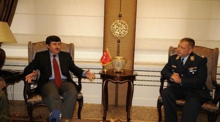 Alman Komutan H&uuml;ller&rsquo;den Vali &Ouml;z&rsquo;e Ziyaret