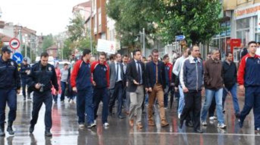 Sağlık&ccedil;ılar Yağmur Altında Y&uuml;r&uuml;d&uuml;