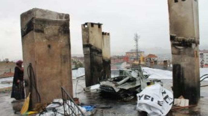 Evin &Ccedil;atısında &Ouml;nce Yanın &Ccedil;ıktı Sonra Su Bastı