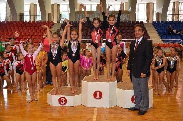 Cimnastikte 35 Sporcu Yarıştı 1