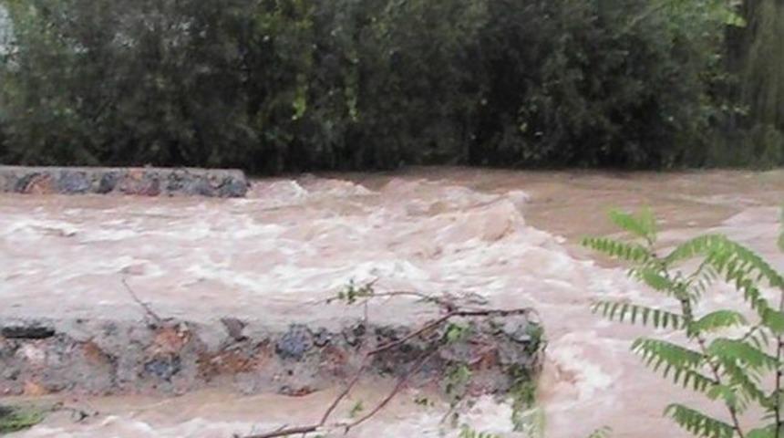 Alaplı&rsquo;da Sağanak Yağış Dere Kenarındaki İstinat Duvarlarını Yıktı