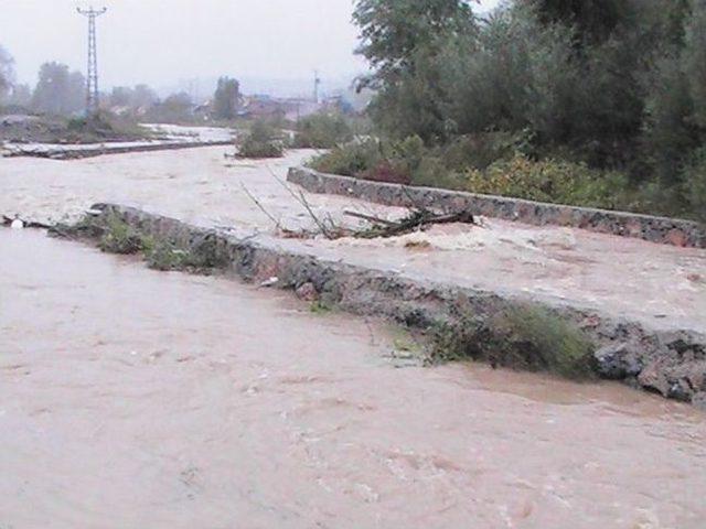 Alaplı&rsquo;da Sağanak Yağış Dere Kenarındaki İstinat Duvarlarını Yıktı 1