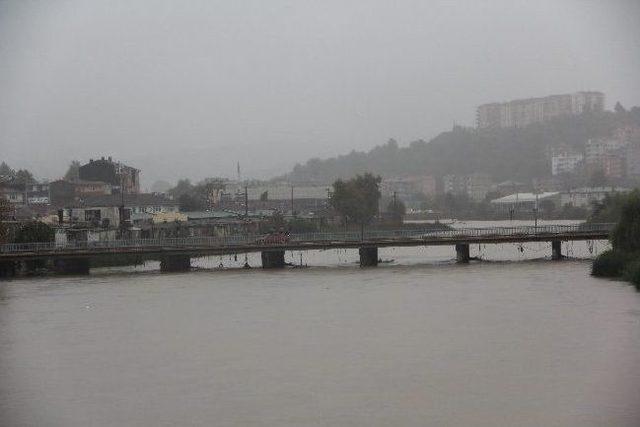 Alaplı&rsquo;da Sağanak Yağış Dere Kenarındaki İstinat Duvarlarını Yıktı 2