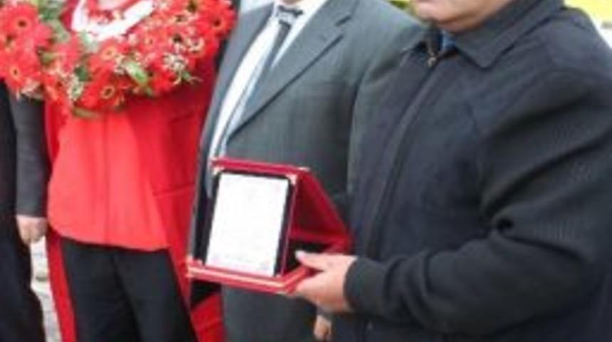 Avrupa 3&rsquo;&uuml;nc&uuml;s&uuml; Sporcu &Ccedil;i&ccedil;eklerle Karşılandı