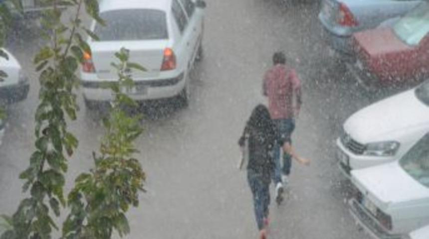 Aniden Bastıran Yağmurdan Dolayı Vatandaş Zor Anlar Yaşadı