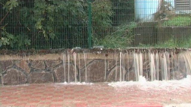 Arıt &Ccedil;ayı Taştı K&ouml;pr&uuml;ler Trafiğe Kapandı 1