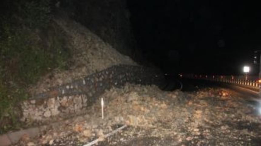 Dağdan Kopan Kaya Par&ccedil;aları Ara&ccedil;lara Zarar Verdi