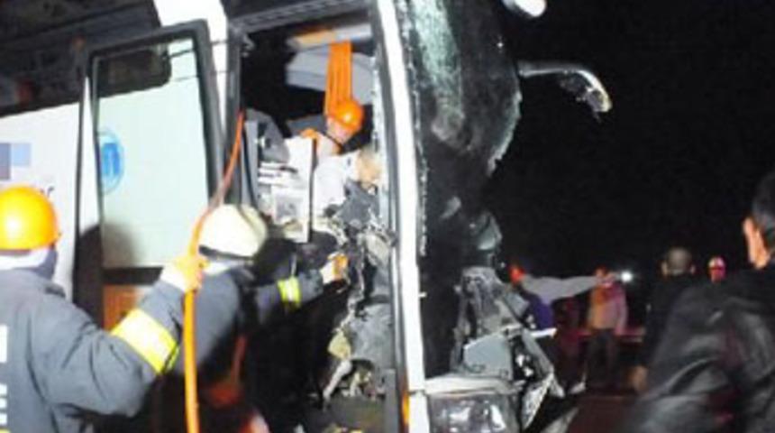 Yolcu otob&uuml;s&uuml; ile kamyon &ccedil;arpıştı