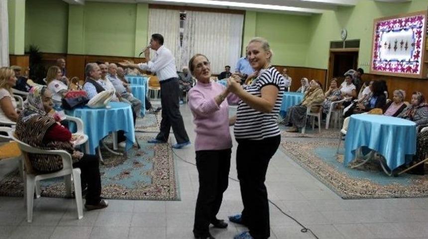 Sağlık&ccedil;ılar Yaşlıları Sevindirdi