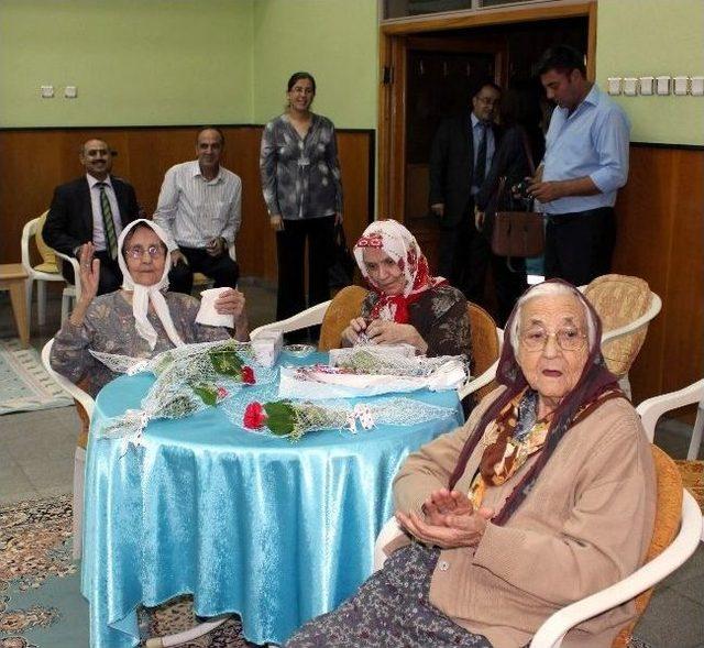 Sağlık&ccedil;ılar Yaşlıları Sevindirdi 1