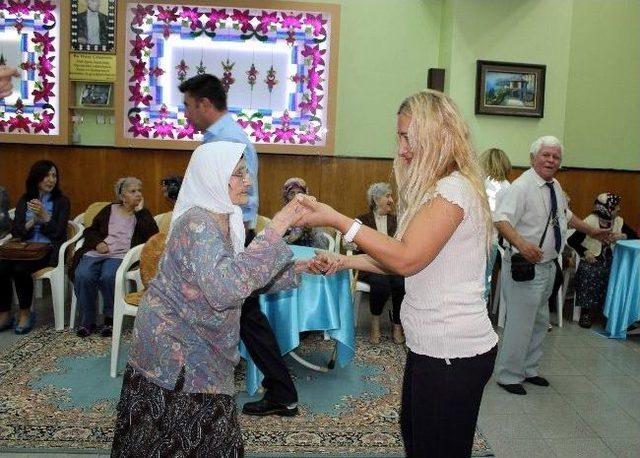 Sağlık&ccedil;ılar Yaşlıları Sevindirdi 2