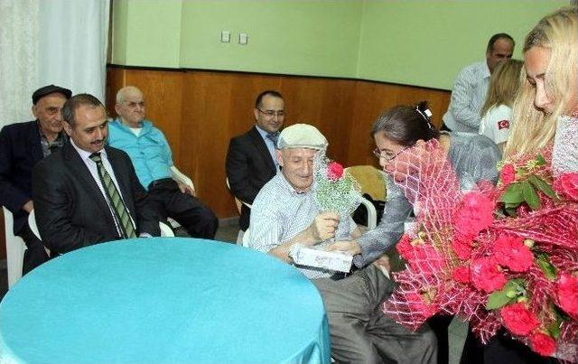 Sağlık&ccedil;ılar Yaşlıları Sevindirdi 3