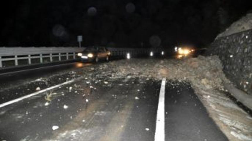 Alaplı Ak&ccedil;akoca yolunda heyelan  oldu