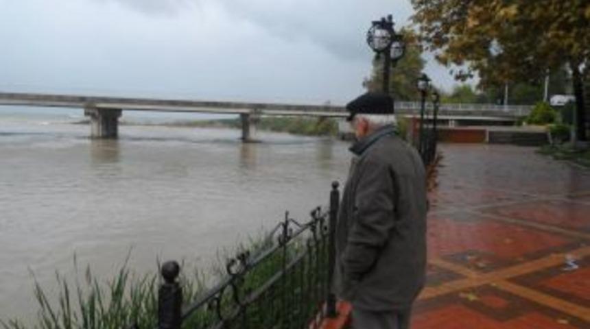 Alaplı &Ccedil;ayında Su seviyesi y&uuml;kseldi,